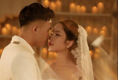 Tuyển thủ Việt Nam khoe ảnh cưới lãng mạn cùng bạn gái lâu năm